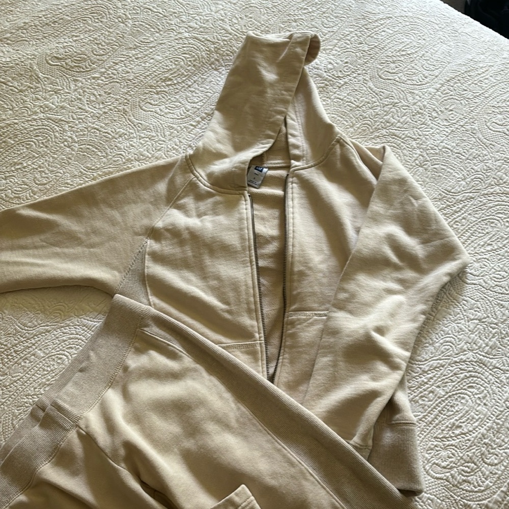 GAP CREAM HOODED SWEATSHIRT with capris S